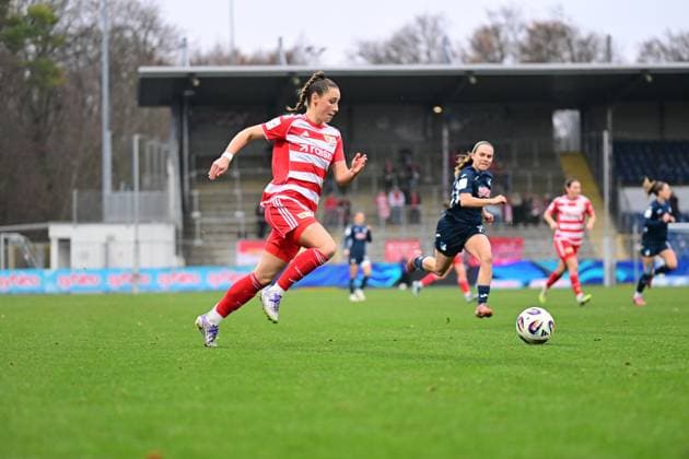 RECORD DATE NOT STATED Anna Weiß (21; 1. FC Union Berlin) läuft mit Ball, während Marie Steiner (19; TSG Hoffenheim Frauen) in Verteidigung eilt Spielszene mit Ballkontrolle Copyright: xMichaelxGelhardtx