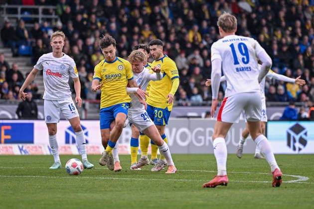 07.12.2025, Fussball, 2. Bundesliga, 15. Spieltag Saison 2025 2026, Eintracht Braunschweig - Holstein Kiel, Kevin Ehlers (Eintracht Braunschweig) Niklas Niehoff (Holstein Kiel) xRHR-FOTO TKx