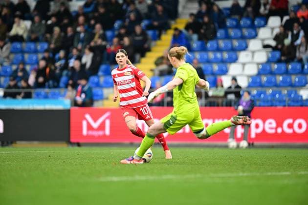 RECORD DATE NOT STATED Eileen Campbell (10; 1. FC Union Berlin) wird vom Torwart Laura Dick (1; TSG Hoffenheim Frauen) herausgefordert Torwartaktion und Angriff Copyright: xMichaelxGelhardtx