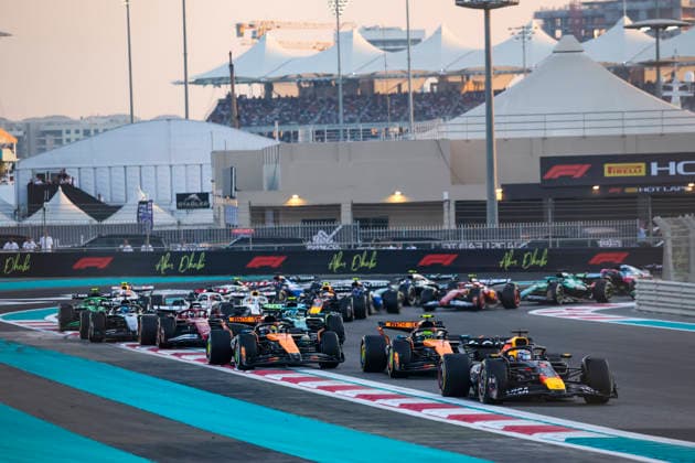 F1 - ABU DHABI GRAND PRIX 2025 Start of the race, 01 VERSTAPPEN Max (nld), Red Bull Racing RB21, action during the 2025 Formula 1 Abu Dhabi Grand Prix, 24th round of the 2025 FIA Formula One World Championship, WM, Weltmeisterschaft from December 05 to 07, 2025 on the Yas Marina Circuit, in Abu Dhabi, United Arab Emirates - Abu DhabiUnited Arab Emirates  Copyright: xFLORENTxGOODENx