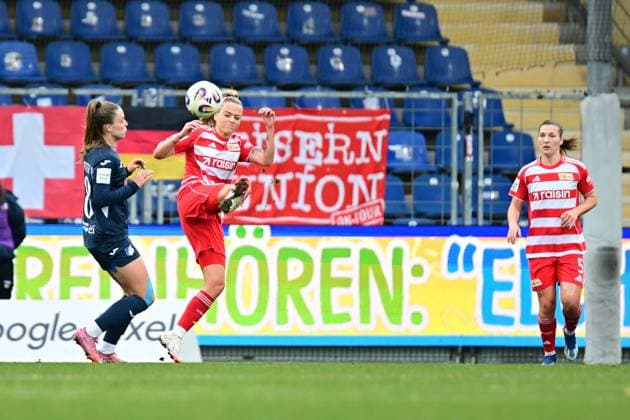 RECORD DATE NOT STATED Jenny Hipp (27; 1. FC Union Berlin) mit Ball, während Valesca Ampoorter (18; TSG Hoffenheim Frauen) und Katja Orschmann (5; 1. FC Union Berlin) verteidigen Ballaktion im Spiel Copyright: xMichaelxGelhardtx