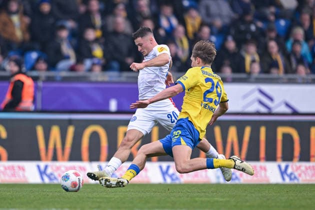 07.12.2025, Fussball, 2. Bundesliga, 15. Spieltag Saison 2025 2026, Eintracht Braunschweig - Holstein Kiel, Adrian Kapralik (Holstein Kiel) , Lukas Frenkert (Eintracht Braunschweig) Anschließend fliegt Lukas Frenkert (Eintracht Braunschweig) vom Platz xRHR-FOTO TKx