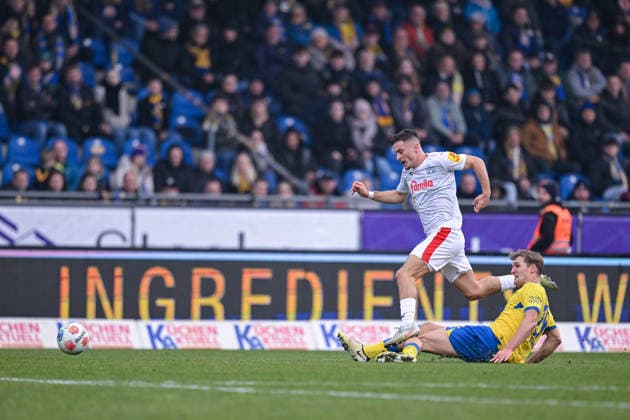07.12.2025, Fussball, 2. Bundesliga, 15. Spieltag Saison 2025 2026, Eintracht Braunschweig - Holstein Kiel, Adrian Kapralik (Holstein Kiel) , Lukas Frenkert (Eintracht Braunschweig) Anschließend fliegt Lukas Frenkert (Eintracht Braunschweig) vom Platz xRHR-FOTO TKx