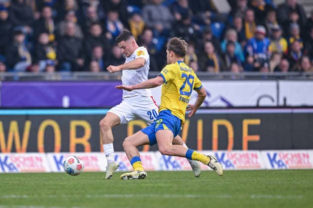 07.12.2025, Fussball, 2. Bundesliga, 15. Spieltag Saison 2025 2026, Eintracht Braunschweig - Holstein Kiel, Adrian Kapralik (Holstein Kiel) , Lukas Frenkert (Eintracht Braunschweig) Anschließend fliegt Lukas Frenkert (Eintracht Braunschweig) vom Platz xRHR-FOTO TKx