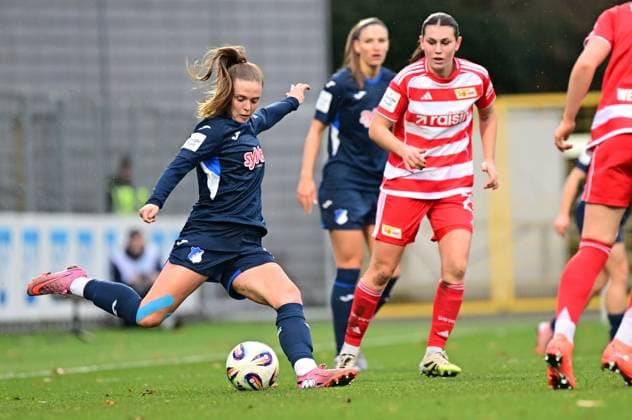 RECORD DATE NOT STATED Melissa Kössler (25; TSG Hoffenheim Frauen) und Antonia Halverkamps (29; 1. FC Union Berlin) im Zweikampf, während Valesca Ampoorter (18; TSG Hoffenheim Frauen) den Ball kontrolliert Zweikampf und Ballkontrolle Copyright: xMichaelxGelhardtx