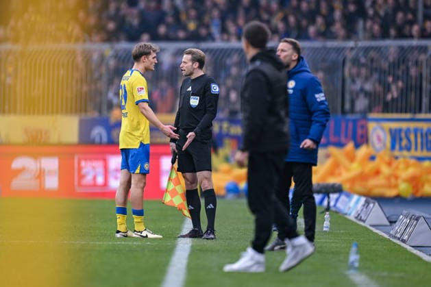 07.12.2025, Fussball, 2. Bundesliga, 15. Spieltag Saison 2025 2026, Eintracht Braunschweig - Holstein Kiel, Platzverweis für Lukas Frenkert (Eintracht Braunschweig) xRHR-FOTO TKx