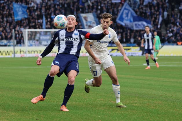 2. Fußball Bundesliga, Hertha BSC - 1. FC Magdeburg Fabian Reese (Hertha BSC 11)im Zweikampf mit Alexander Nollenberger (FC Magdeburg, 17), während der Begegnung in der 2. Fußball Bundesliga, Hertha BSC - 1. FC Magdeburg in Berlin, Olympiastadion, am 07.12.2025. DFB regulations prohibit any use of photographs as image sequences and or quasi video.