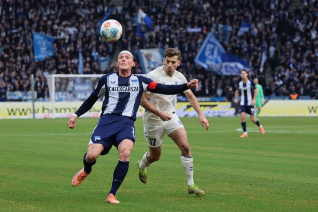2. Fußball Bundesliga, Hertha BSC - 1. FC Magdeburg Fabian Reese (Hertha BSC 11)im Zweikampf mit Alexander Nollenberger (FC Magdeburg, 17), während der Begegnung in der 2. Fußball Bundesliga, Hertha BSC - 1. FC Magdeburg in Berlin, Olympiastadion, am 07.12.2025. DFB regulations prohibit any use of photographs as image sequences and or quasi video.