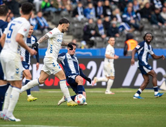 Fussball, Herren, Saison 2025 2026, 2. Bundesliga (15. Spieltag), Hertha BSC - 1. FC Magdeburg, v.l. Falko Michel (Magdeburg), Diego Demme (Hertha BSC), 07.12. 2025,