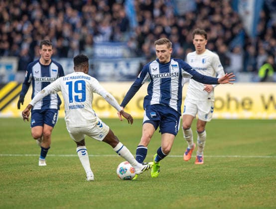 Fussball, Herren, Saison 2025 2026, 2. Bundesliga (15. Spieltag), Hertha BSC - 1. FC Magdeburg, v.l. Lubambo Musonda (Magdeburg), Marten Winkler (Hertha BSC), 07.12. 2025,