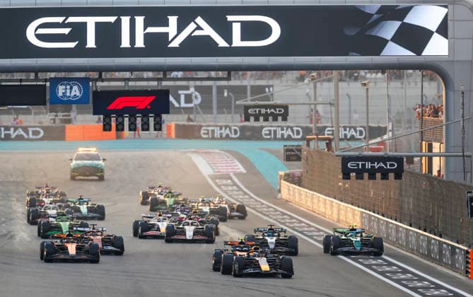 FORMULA ONE ABU DHABI GRAND PRIX 2025 Max Verstappen 1 (NED), Oracle Red Bull Racing RB21 leads Oscar Piastri 81 (Aus), McLaren MCL39 Lando Norris 4 (GBR), McLaren MCL39 during Race Day at the Formula One Etihad Airways Abu Dhabi Grand Prix 2025 at the Yas Marina Circuit, Yas Island, United Arab Emirates on 7 December 2025 Credit: Phil Duncan Every Second Media Editorial use only. All images are copyright Every Second Media Limited. No images may be reproduced without prior permission. Copyright: xIMAGO EveryxSecondxMediax ESM-1695-0011 PhilxDuncanx xEveryxSecondxMediax