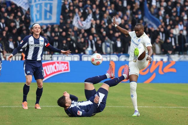 2. Fußball Bundesliga, Hertha BSC - 1. FC Magdeburg Dawid Kownacki (Hertha BSC 9) im Zweikampf mit Silas Gnaka (FC Magdeburg, 25), links Fabian Reese (Hertha BSC 11), während der Begegnung in der 2. Fußball Bundesliga, Hertha BSC - 1. FC Magdeburg in Berlin, Olympiastadion, am 07.12.2025. DFB regulations prohibit any use of photographs as image sequences and or quasi video.
