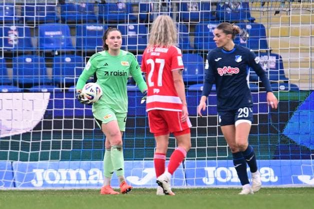RECORD DATE NOT STATED 28; TSG Hoffenheim Frauen hält den Ball sicher, während Jenny Hipp (27; 1. FC Union Berlin) und Selina Cerci (8; TSG Hoffenheim Frauen) in der Nähe sind Torwart hält Ball Copyright: xMichaelxGelhardtx