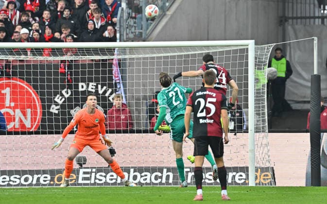 07.12.2025 - Fussball - Saison 2025 2026 - 2. Fussball - Bundesliga - 15. Spieltag: 1. FC Nürnberg FCN ( Club ) - SpVgg Greuther Fürth ( Kleeblatt ) Derby Frankenderby - Sportfoto Zink MeZi - xmexzix - DFL regulations prohibit any use of photographs as image sequences and or quasi-video - only for editorial use - Luka Lochoshvili (24, 1. FC Nürnberg FCN ) erzielt Treffer Tor Torschuß zum 1:0 gegen Gian Luca Gian-Luca Itter (27, SpVgg Greuther Fürth ) Timo Schlieck (21, SpVgg Greuther Fürth )