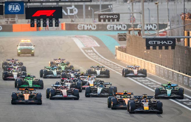 FORMULA ONE ABU DHABI GRAND PRIX 2025 Max Verstappen 1 (NED), Oracle Red Bull Racing RB21 leads at the start of the race from Lando Norris 4 (GBR), McLaren MCL39 Oscar Piastri 81 (Aus), McLaren MCL39 during Race Day at the Formula One Etihad Airways Abu Dhabi Grand Prix 2025 at the Yas Marina Circuit, Yas Island, United Arab Emirates on 7 December 2025 Credit: Phil Duncan Every Second Media Editorial use only. All images are copyright Every Second Media Limited. No images may be reproduced without prior permission. Copyright: xIMAGO EveryxSecondxMediax ESM-1695-0016 PhilxDuncanx xEveryxSecondxMediax