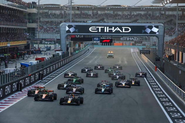 F1 - ABU DHABI GRAND PRIX 2025 Start of the race, 01 VERSTAPPEN Max (nld), Red Bull Racing RB21, 04 NORRIS Lando (gbr), McLaren F1 Team MCL39, action during the 2025 Formula 1 Abu Dhabi Grand Prix, 24th round of the 2025 FIA Formula One World Championship, WM, Weltmeisterschaft from December 05 to 07, 2025 on the Yas Marina Circuit, in Abu Dhabi, United Arab Emirates - Abu DhabiUnited Arab Emirates  Copyright: xXavixBonillax