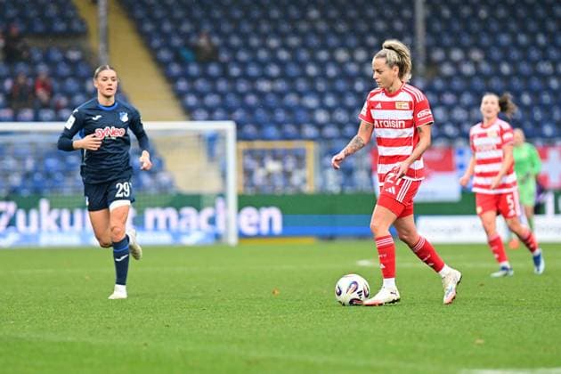 RECORD DATE NOT STATED Jenny Hipp (27; 1. FC Union Berlin) mit Ball, während Selina Cerci (8; TSG Hoffenheim Frauen) heranläuft Ballbesitz und Annäherung Copyright: xMichaelxGelhardtx