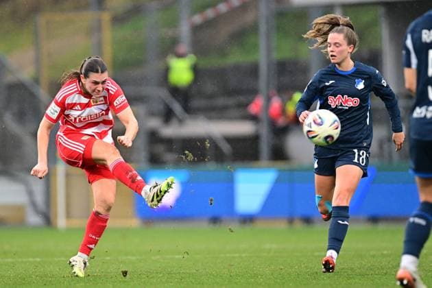 RECORD DATE NOT STATED Valesca Ampoorter (18; TSG Hoffenheim Frauen) läuft mit dem Ball, während Antonia Halverkamps (29; 1. FC Union Berlin) zum Schuss ansetzt Spielszene mit Ballkontakt Copyright: xMichaelxGelhardtx