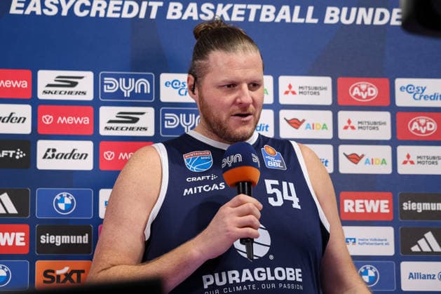 John Bryant (SYNTAINICS MBC, 54) beim Interview vor dem Spiel, GER, FC Bayern Basketball vs. SYNTAINICS MBC, Basketball, easycredit Basketball Bundesliga, 9. Spieltag, Saison 2025 2026, 07.12.2025, GER, FC Bayern Basketball vs. SYNTAINICS MBC, Basketball, easycredit Basketball Bundesliga, 9. Spieltag, Saison 2025 2026, 07.12.2025 Muenchen Copyright: xEibner-Pressefoto JennixMaulx EP_JML