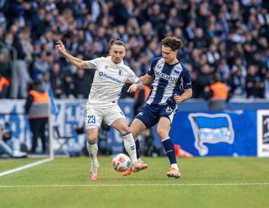 Fussball, Herren, Saison 2025 2026, 2. Bundesliga (15. Spieltag), Hertha BSC - 1. FC Magdeburg, v.l. Baris Atik (Magdeburg), Linus Gechter (Hertha BSC), 07.12. 2025,