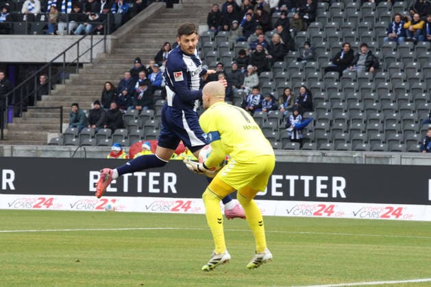 DEU, DFL, 2. FBL, Hertha BSC vs. 1: FC Magdeburg, 07.12.2025, Berliner Olympiastadion, Berlin, DEU, DFL, 2. FBL, Hertha BSC vs. 1: FC Magdeburg, im Bild Dawid Kownacki (Hertha BSC Berlin 9), Dominik Reimann (1.FC Magdeburg 1) DFL - regulations prohibit any use of Photographs as image sequences and or quasi-video