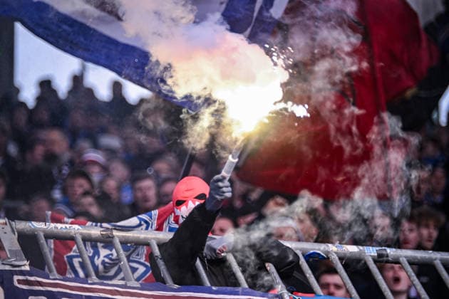 07.12.2025, Fussball, 2. Bundesliga, 15. Spieltag Saison 2025 2026, Eintracht Braunschweig - Holstein Kiel, Pyrotechnik xRHR-FOTO TKx