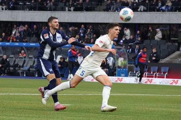 DEU, DFL, 2. FBL, Hertha BSC vs. 1: FC Magdeburg, 07.12.2025, Berliner Olympiastadion, Berlin, DEU, DFL, 2. FBL, Hertha BSC vs. 1: FC Magdeburg, im Bild Dawid Kownacki (Hertha BSC Berlin 9), Tobias Mueller (1.FC Magdeburg 5) DFL - regulations prohibit any use of Photographs as image sequences and or quasi-video