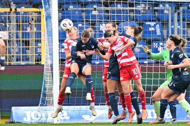 RECORD DATE NOT STATED Laura Gloning (20; TSG Hoffenheim Frauen) im Zweikampf mit Eileen Campbell (10; 1. FC Union Berlin) vor dem Tor, Nadine Böhi (28; 1. FC Union Berlin) und Laura Dick (1; TSG Hoffenheim Frauen) in Bereitschaft Kopfball-Duell vor Tor Copyright: xMichaelxGelhardtx