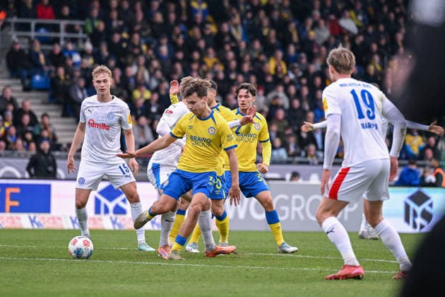 07.12.2025, Fussball, 2. Bundesliga, 15. Spieltag Saison 2025 2026, Eintracht Braunschweig - Holstein Kiel, Kevin Ehlers (Eintracht Braunschweig) Niklas Niehoff (Holstein Kiel) xRHR-FOTO TKx