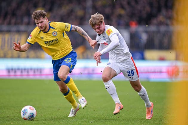 07.12.2025, Fussball, 2. Bundesliga, 15. Spieltag Saison 2025 2026, Eintracht Braunschweig - Holstein Kiel, Kevin Ehlers (Eintracht Braunschweig) , Niklas Niehoff (Holstein Kiel) xRHR-FOTO TKx
