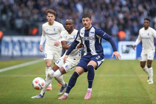07.12.2025, xtgx, Fussball 2. Bundesliga, Hertha BSC Berlin - 1. FC Magdeburg emspor, v.l. Silas Gnaka (Magdeburg, 25), Dawid Kownacki (Hertha, 9) Zweikampf, Duell, Kampf, tackle (DFL DFB REGULATIONS PROHIBIT ANY USE OF PHOTOGRAPHS as IMAGE SEQUENCES and or QUASI-VIDEO) Berlin