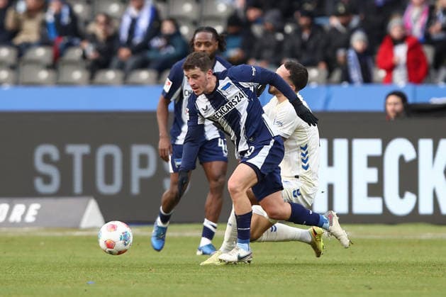 07.12.2025, xtgx, Fussball 2. Bundesliga, Hertha BSC Berlin - 1. FC Magdeburg emspor, v.l. Diego Demme (Hertha, 6) trifft Falko Michel (Magdeburg, 21) mit dem Ellenbogen im Gesicht, Zweikampf, Duell, Kampf, tackle (DFL DFB REGULATIONS PROHIBIT ANY USE OF PHOTOGRAPHS as IMAGE SEQUENCES and or QUASI-VIDEO) Berlin