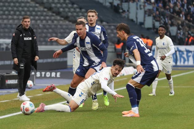 07.12.2025, xtgx, Fussball 2. Bundesliga, Hertha BSC Berlin - 1. FC Magdeburg emspor, v.l. Paul Seguin (Hertha, 30), Laurin Ulrich (Magdeburg, 8) Zweikampf, Duell, Kampf, tackle (DFL DFB REGULATIONS PROHIBIT ANY USE OF PHOTOGRAPHS as IMAGE SEQUENCES and or QUASI-VIDEO) Berlin