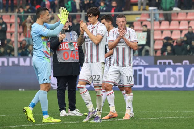 players of Cremonese s celebrate the victory at the end of during the Serie A soccer match between Cremonese and Lecce at the Giovanni Zini Stadium in Cremona Italy - Sunday, 7 december 2025. - Soccer .  Copyright: xAlbertoxMariani LaPressex