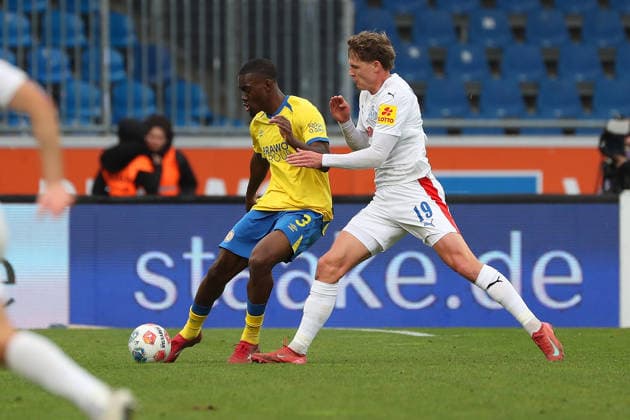Braunschweig vs.Kiel, 2. BL Braunschweig, 07.12.2025, FUßBALL - Eintracht Braunschweig vs. Holstein Kiel, 2. BL, Saison 2025 26. Patrick Nkoa (Eintracht Braunschweig), Phil Harres (Holstein Kiel) Braunschweig