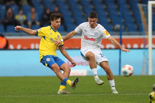 Braunschweig vs.Kiel, 2. BL Braunschweig, 07.12.2025, FUßBALL - Eintracht Braunschweig vs. Holstein Kiel, 2. BL, Saison 2025 26. Max Marie (Eintracht Braunschweig), Adrian Kapralik (Holstein Kiel) Braunschweig
