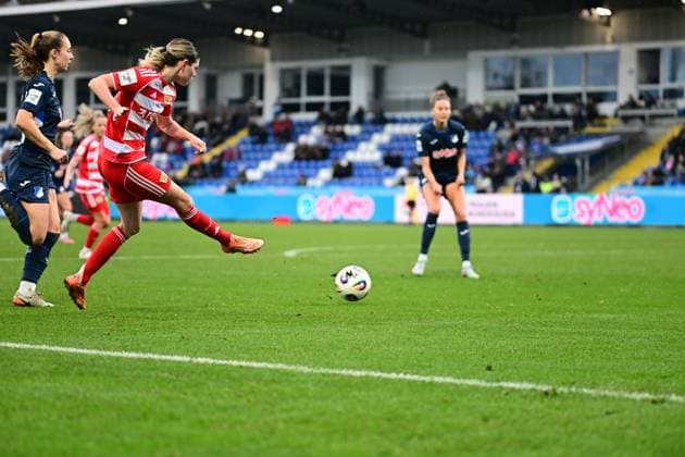 RECORD DATE NOT STATED Judith Steinert (17; 1. FC Union Berlin) mit Ball, während Jamilla Rankin (5; TSG Hoffenheim Frauen) verteidigt Ballaktion und Verteidigung Copyright: xMichaelxGelhardtx