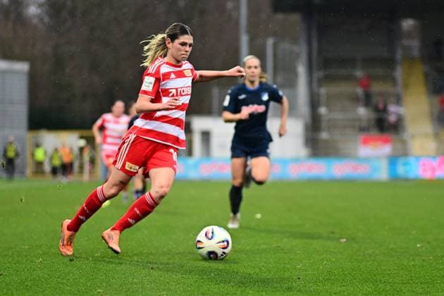 RECORD DATE NOT STATED Eileen Campbell (10; 1. FC Union Berlin) mit Ball, während TSG Hoffenheim Frauen Spielerin verfolgt Spielerin mit Ball Copyright: xMichaelxGelhardtx