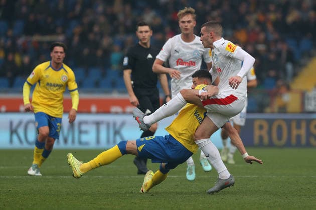 Braunschweig vs.Kiel, 2. BL Braunschweig, 07.12.2025, FUßBALL - Eintracht Braunschweig vs. Holstein Kiel, 2. BL, Saison 2025 26. Erencan Yardimici (Eintracht Braunschweig), Phil Harres (Holstein Kiel) Braunschweig
