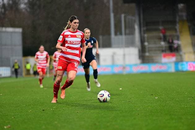 RECORD DATE NOT STATED Eileen Campbell (10; 1. FC Union Berlin) mit Ball, während Jamilla Rankin (5; TSG Hoffenheim Frauen) verteidigt Ballkontrolle und Verteidigung Copyright: xMichaelxGelhardtx