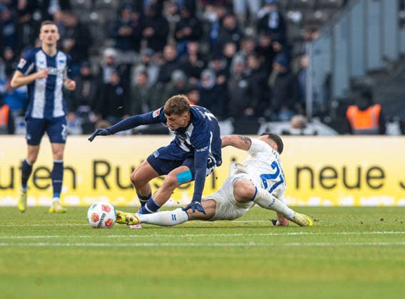 Fussball, Herren, Saison 2025 2026, 2. Bundesliga (15. Spieltag), Hertha BSC - 1. FC Magdeburg, v.l. Michael Cuisance (Hertha BSC), Falko Michel (Magdeburg), 07.12. 2025,