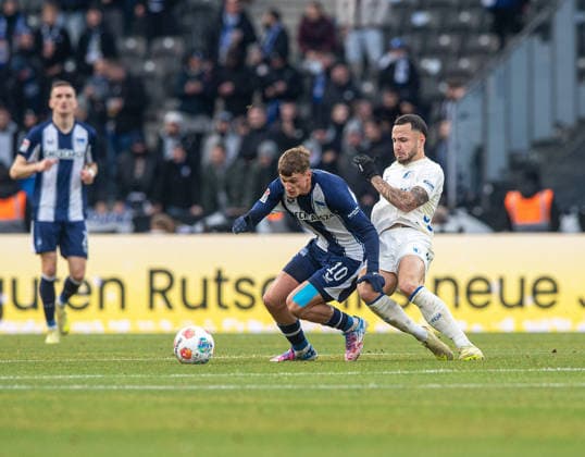 Fussball, Herren, Saison 2025 2026, 2. Bundesliga (15. Spieltag), Hertha BSC - 1. FC Magdeburg, v.l. Michael Cuisance (Hertha BSC), Falko Michel (Magdeburg), 07.12. 2025,