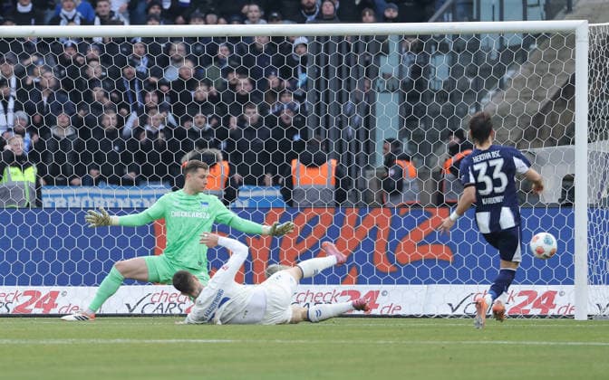 Torwart Tjark Ernst, Mateusz Zukowski verpasst knapp das Tor, Michal Karbownik Zweikampf Spielszene Aktion Fußball Fussball DFL 2. Bundesliga Herren 15. Spieltag Saison 2025 2026 07.12.2025 Hertha BSC Berlin vs. 1.FC Magdeburg FCM DFL regulations prohibit any use of photographs as image sequences and or quasi-video