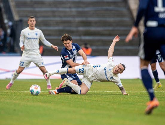Fussball, Herren, Saison 2025 2026, 2. Bundesliga (15. Spieltag), Hertha BSC - 1. FC Magdeburg, v.l. Linus Gechter (Hertha BSC), Baris Atik (Magdeburg), 07.12. 2025,