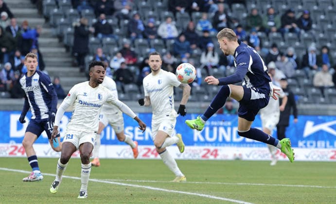 Lubambo Musonda, Philipp Hercher, Marten Winkler am Ball Zweikampf Spielszene Aktion Fußball Fussball DFL 2. Bundesliga Herren 15. Spieltag Saison 2025 2026 07.12.2025 Hertha BSC Berlin vs. 1.FC Magdeburg FCM DFL regulations prohibit any use of photographs as image sequences and or quasi-video