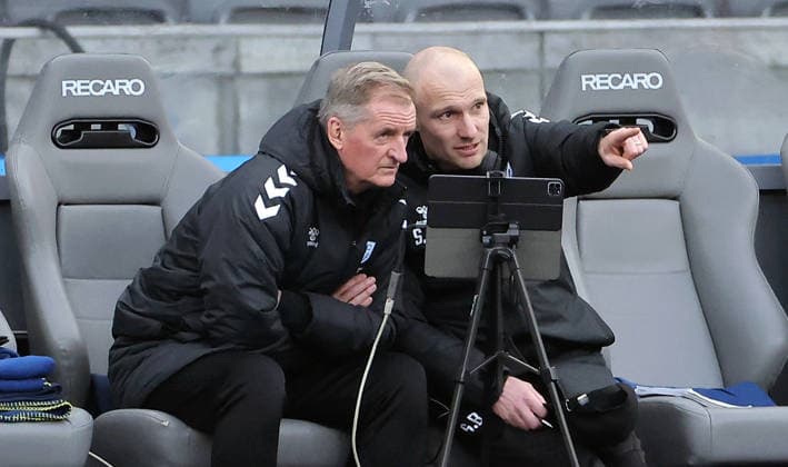 Trainer Petrik Sander analysiert mit Co Trainer Silvio Bankert Fußball Fussball DFL 2. Bundesliga Herren 15. Spieltag Saison 2025 2026 07.12.2025 Hertha BSC Berlin vs. 1.FC Magdeburg FCM DFL regulations prohibit any use of photographs as image sequences and or quasi-video