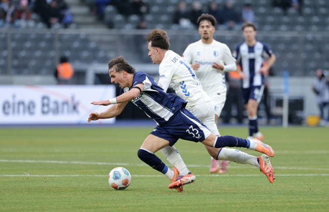 Michal Karbownik im Zweikampf mit Noah Pesch Aktion Spielszene Fußball Fussball DFL 2. Bundesliga Herren 15. Spieltag Saison 2025 2026 07.12.2025 Hertha BSC Berlin vs. 1.FC Magdeburg FCM DFL regulations prohibit any use of photographs as image sequences and or quasi-video