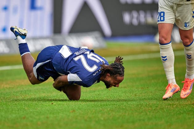 Deyovaisio Zeefuik (Hertha BSC, 42), gefoult, GER, Hertha BSC vs. ,1. FC Magdeburg, 2. Bundesliga, Saison 2025 2026, 15. Spieltag, 07.12.2025 (DFL REGULATIONS PROHIBIT ANY USE OF PHOTOGRAPHS AS IMAGE SEQUENCES AND OR QUASI - VIDEO). GER, Hertha BSC vs. ,1. FC Magdeburg, 2. Bundesliga, Saison 2025 2026, 15. Spieltag, 07.12.2025 Berlin