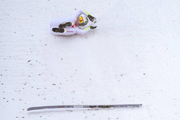 Wisla 07.12.2025 Skoki narciarskie FIS Puchar Swiata w Wisle sezon 2025 2026 kwalifikacje do konkursu indywidualnego mezczyzn --- Ski jumping, Skispringen, Ski, nordisch FIS World Cup in Wisla, Poland. qualifiers ahead of the men s individual competition nz Adam Niznik upadek wypadek crash Fot. Kai Taller Arena Akcji NEWSPIX.PL --- newspix.pl 