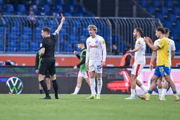 07.12.2025, Fussball, 2. Bundesliga, 15. Spieltag Saison 2025 2026, Eintracht Braunschweig - Holstein Kiel, Gelb-Rote Karte für Lasse Rosenboom (Holstein Kiel) xRHR-FOTO TKx
